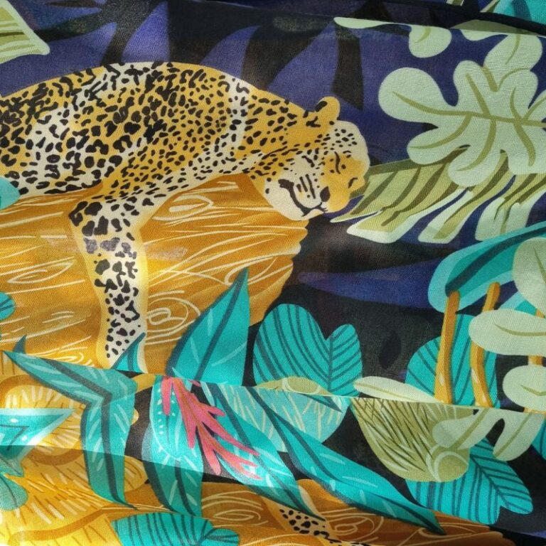 grande étole carré imprimé panthère sur son rocher couleur bleu