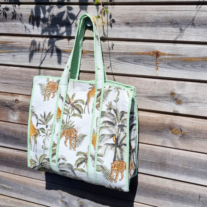 cabas coton matelassé imprimé jungle et palmier pour la plage ou le shopping tendance mode été