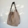 sac en daim forme hobo couleur taupe clair anse cuir brun