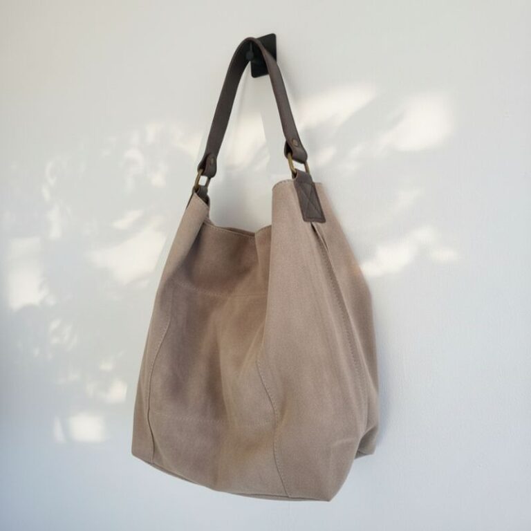 sac en daim forme hobo couleur taupe clair anse cuir brun