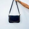 sac à bandoulière en daim couleur noir avec rivets fantaisie sur rabat