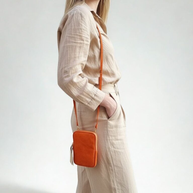 pochette pour téléphone en daim couleur orange fabrication italienne