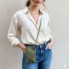 pochette pour téléphone en cuir irisé couleur kaki porté travers ou épaule