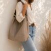 sac en daim forme hobo couleur taupe
