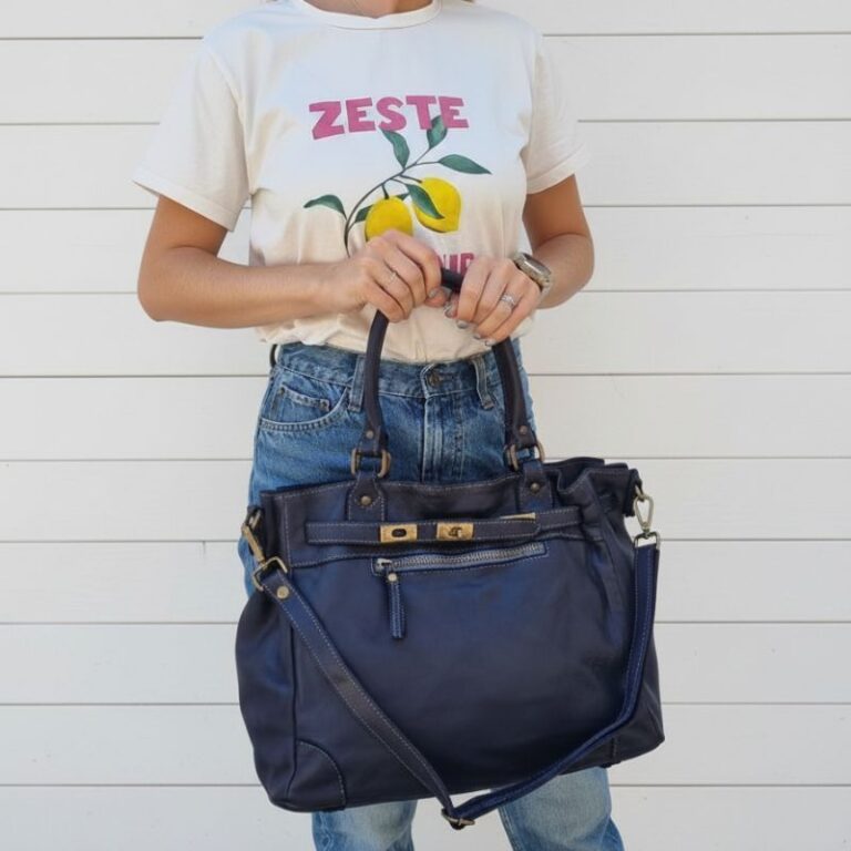 Sac à main bleu marine grand format avec poches zippées et détails dorés