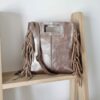 sac en cuir irisé couleur bronze avec franges latérales