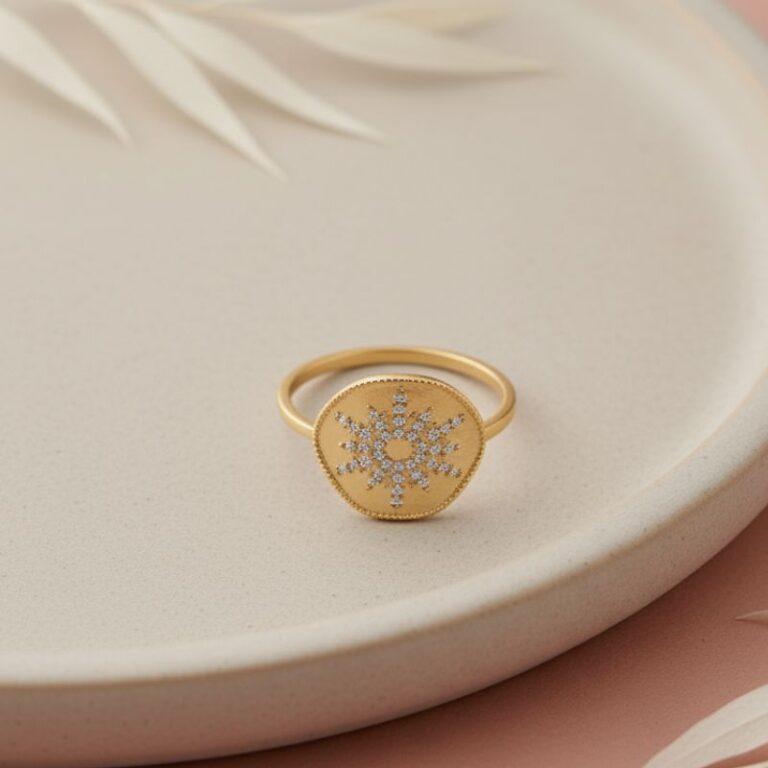 bague en plaqué or 18 carats ornée d’un motif soleil et de zirconiums scintillants