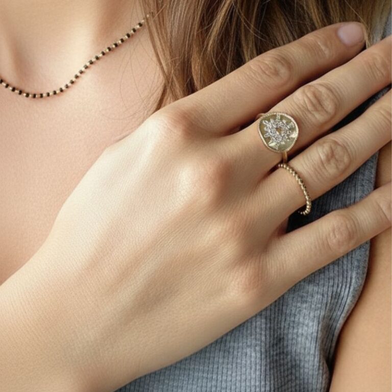 bague en plaqué or 18 carats ornée d’un motif soleil et de zirconiums scintillants