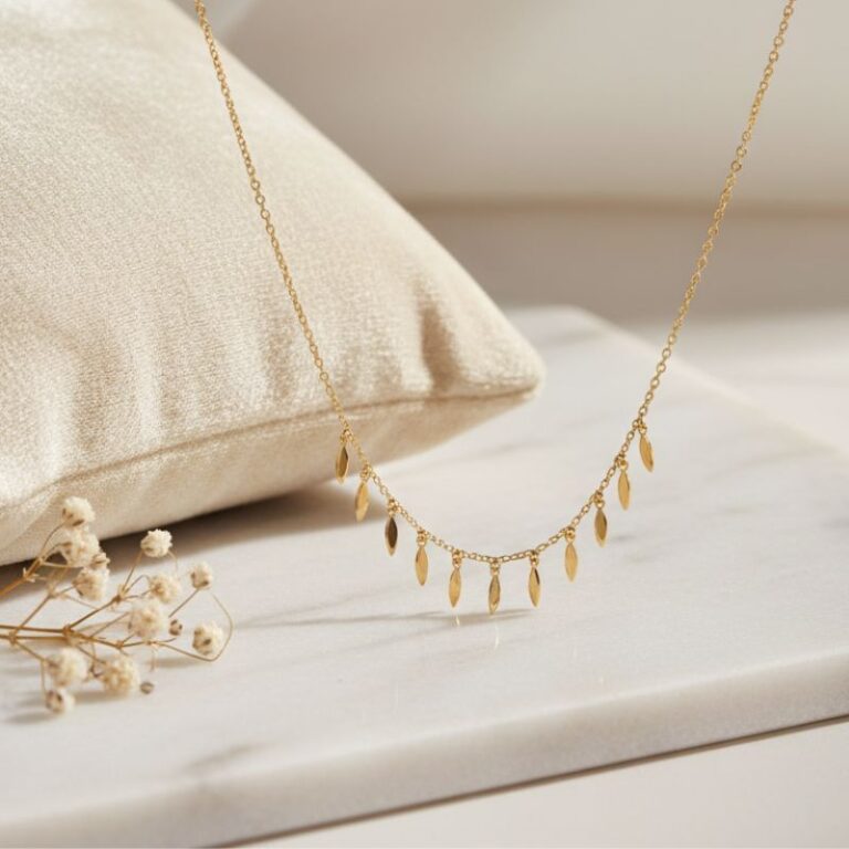 Collier plaqué or 18 carats chaine et pampilles forme pétale, bijou raffiné et féminin