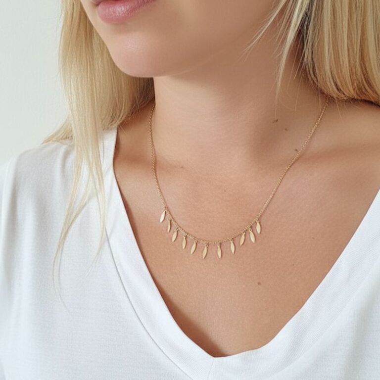 Collier plaqué or 18 carats chaine et pampilles forme pétale, bijou raffiné et féminin