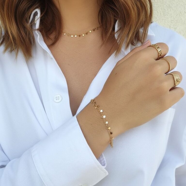 bracelet pour femme plaqué or 18 carats finement orné de pampilles étoiles