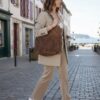 sac cabas en daim à franges style bohème chic couleur taupe