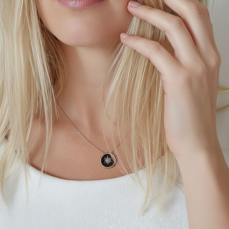 collier ras de cou pour femme en plaqué or 18 carats avec pendentif rond en émail noir et motif étoile collier ras de cou pour femme en plaqué or 18 carats avec pendentif rond en émail noir et motif étoile