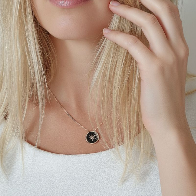 collier ras de cou pour femme en plaqué or 18 carats avec pendentif rond en émail noir et motif étoile