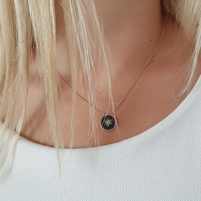 collier ras de cou pour femme en plaqué or 18 carats avec pendentif rond en émail noir et motif étoile