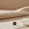 collier ras de cou pour femme en plaqué or 18 carats avec pendentif rond en émail noir et motif étoile collier ras de cou pour femme en plaqué or 18 carats avec pendentif rond en émail noir et motif étoile