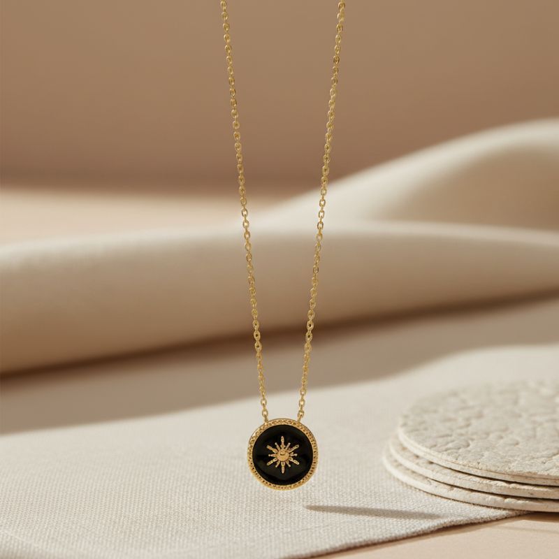 collier ras de cou pour femme en plaqué or 18 carats avec pendentif rond en émail noir et motif étoile