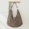 sac en daim forme hobo porté épaule couleur taupe clair