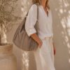 sac hobo en daim couleur taupe clair mode effortless chic