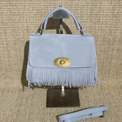 Sac à main en daim bleu ciel avec franges et fermoir doré style bohème chic