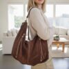 Sac en daim marron pour femme, porté épaule avec détails dorés