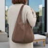 sac daim forme hobo couleur taupe style décontracté chic