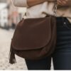 sac besace en daim rabat avec pompon style intemporel couleur chocolat