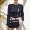 sac en daim noir porté épaule ou main avec ceinture cuir