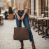 sac cabas daim taupe style décontracté chic et basique