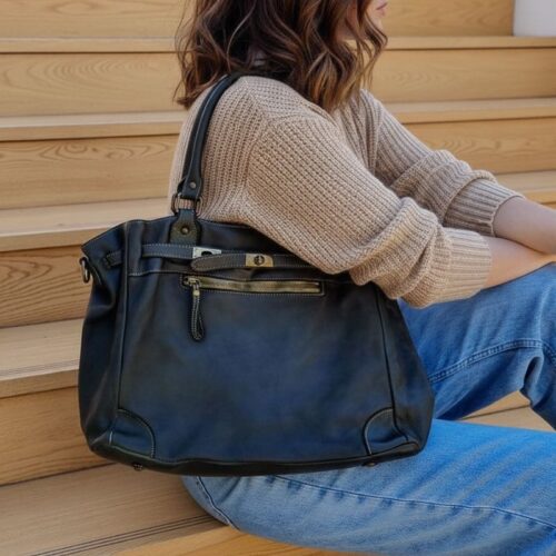 Sac en cuir kaki porté à l’épaule, style urban vintage chic