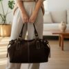 Sac en daim marron foncé porté à la main, format XL chic et pratique