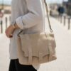 sac bandoulière cuir nubuck forme messenger couleur beige fabrication italienne