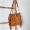 sac daim franges latérales anses plates couleur camel tendance bohème chic