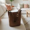 Sac cabas structuré format seau en daim modèle ALBA couleur taupe fabrication italienne