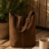 sac en daim format seau alba couleur taupe