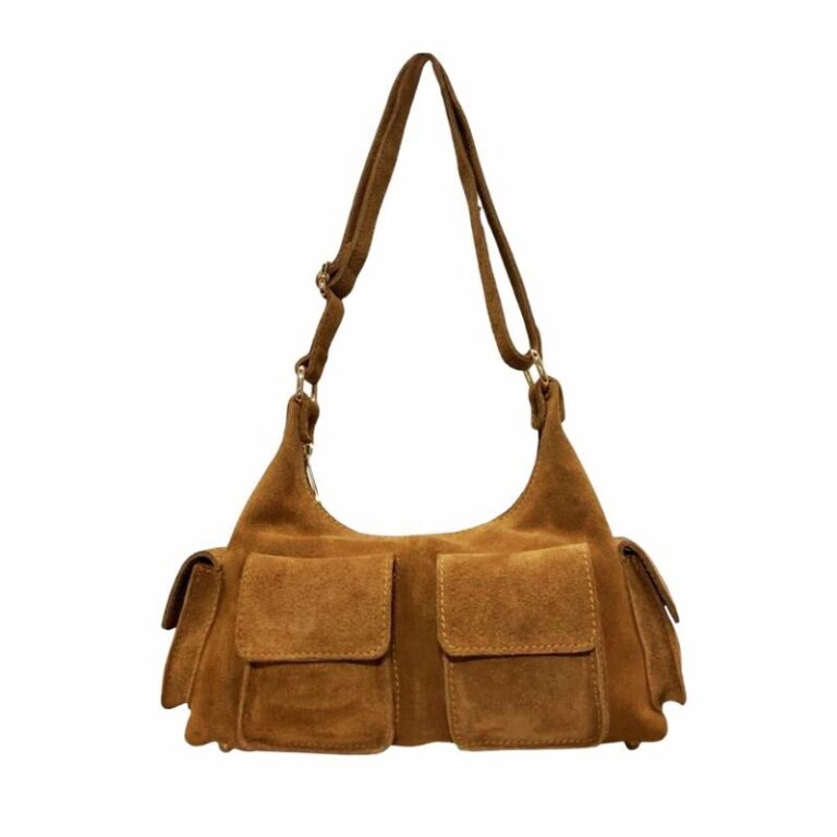 Sac en cuir suède multipoche Sienna porté à l’épaule, style chic et décontracté couleur camel
