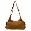 Sac en cuir suède multipoche Sienna porté à l’épaule, style chic et décontracté couleur camel