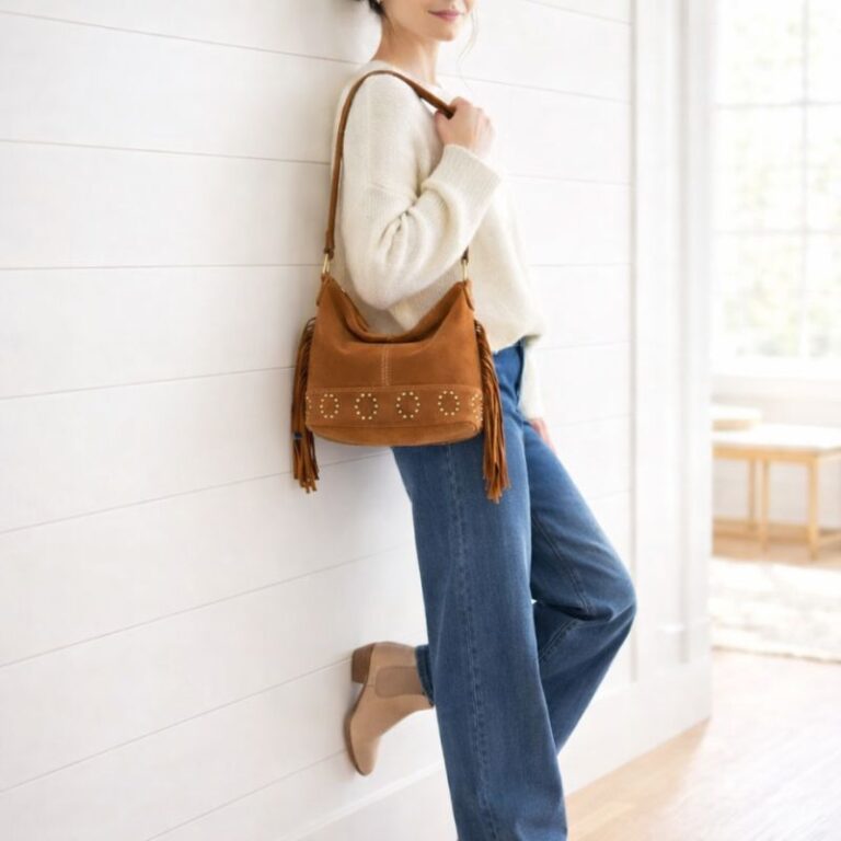 sac Lucile camel à franges en cuir suédé ou daim, porté épaule, avec détail doré à la base