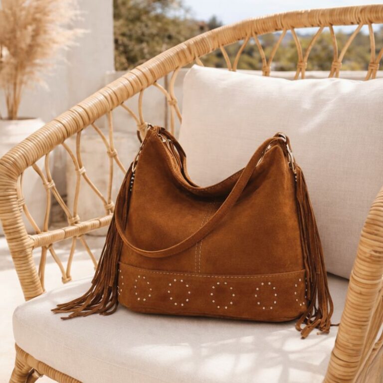 sac Lucile camel à franges en cuir suédé ou daim, porté épaule, avec détail doré à la base