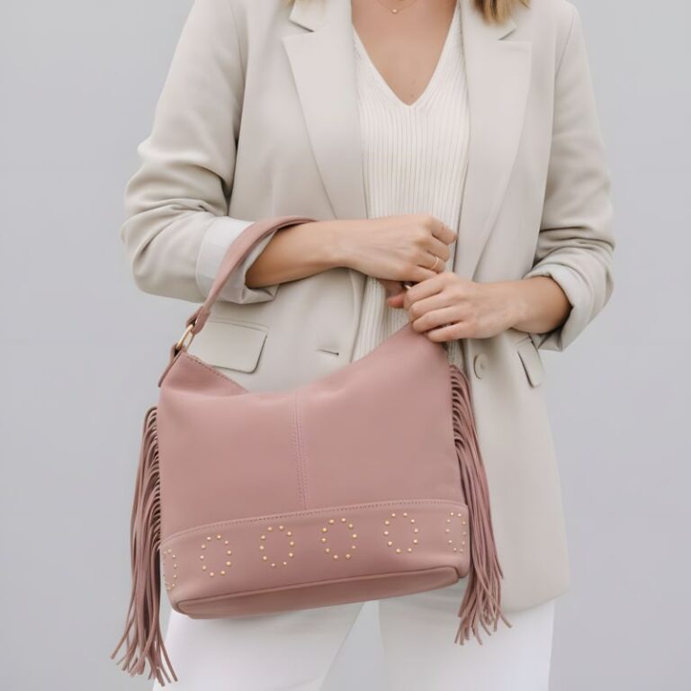 Femme style effortless chic portant le sac Lucile rose poudré à franges en cuir suédé