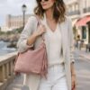 Femme style effortless chic portant le sac Lucile rose poudré à franges en cuir suédé