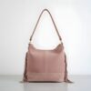 sac seau en daim rose clair avec franges côtés