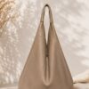 sac jeanne en cuir forme hobo couleur taupe