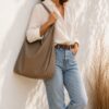sac Jeanne en cuir forme hobo couleur taupe jeanne