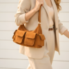 Sac en cuir suède multipoche Sienna porté à l’épaule, style chic et décontracté couleur camel