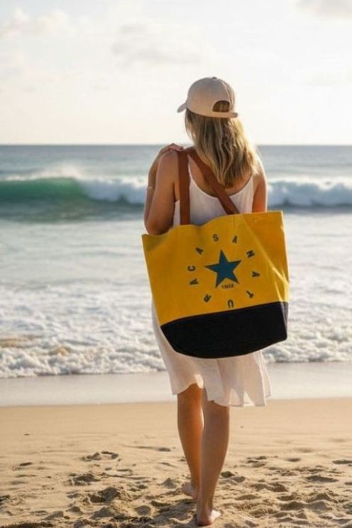 sac de plage xl en toile recyclée porté face à l’océan