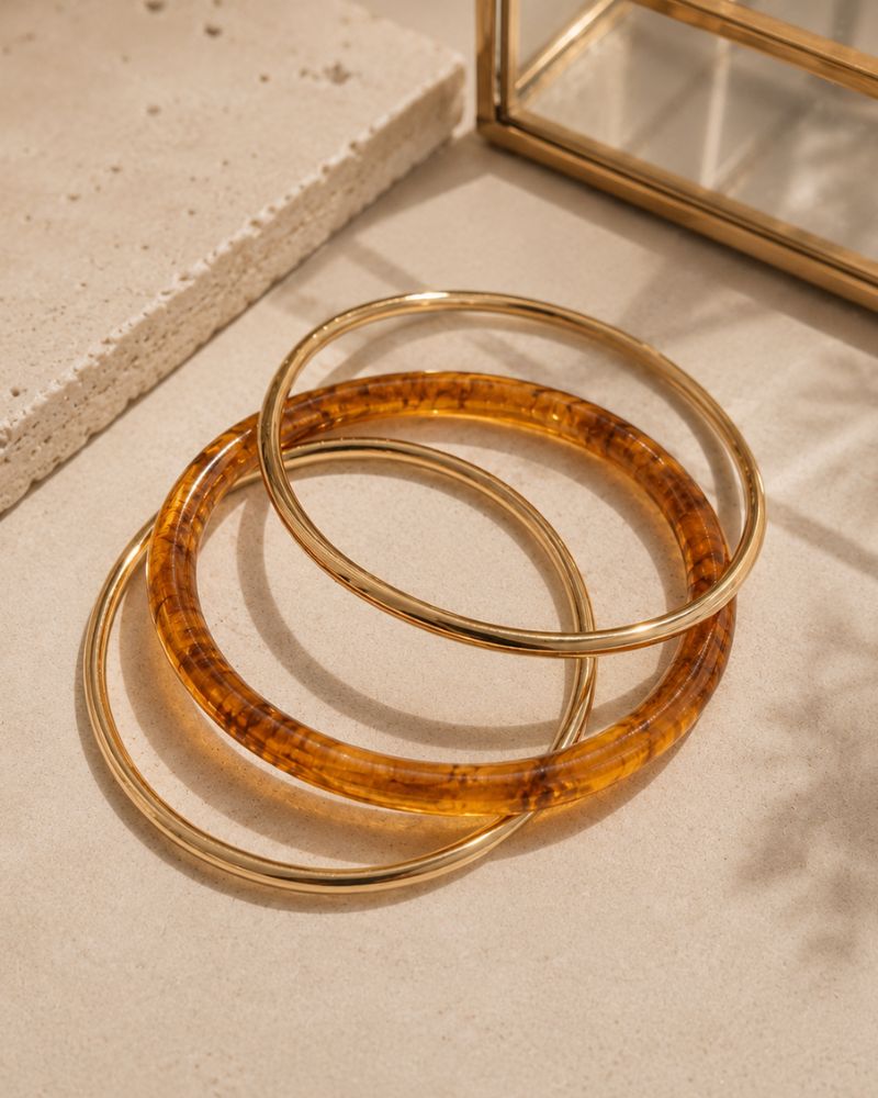 trio de bracelets joncs acier doré et résine ambrée mile mila