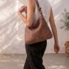 sac pochette jana format oversize cuir tressé main couleur taupe