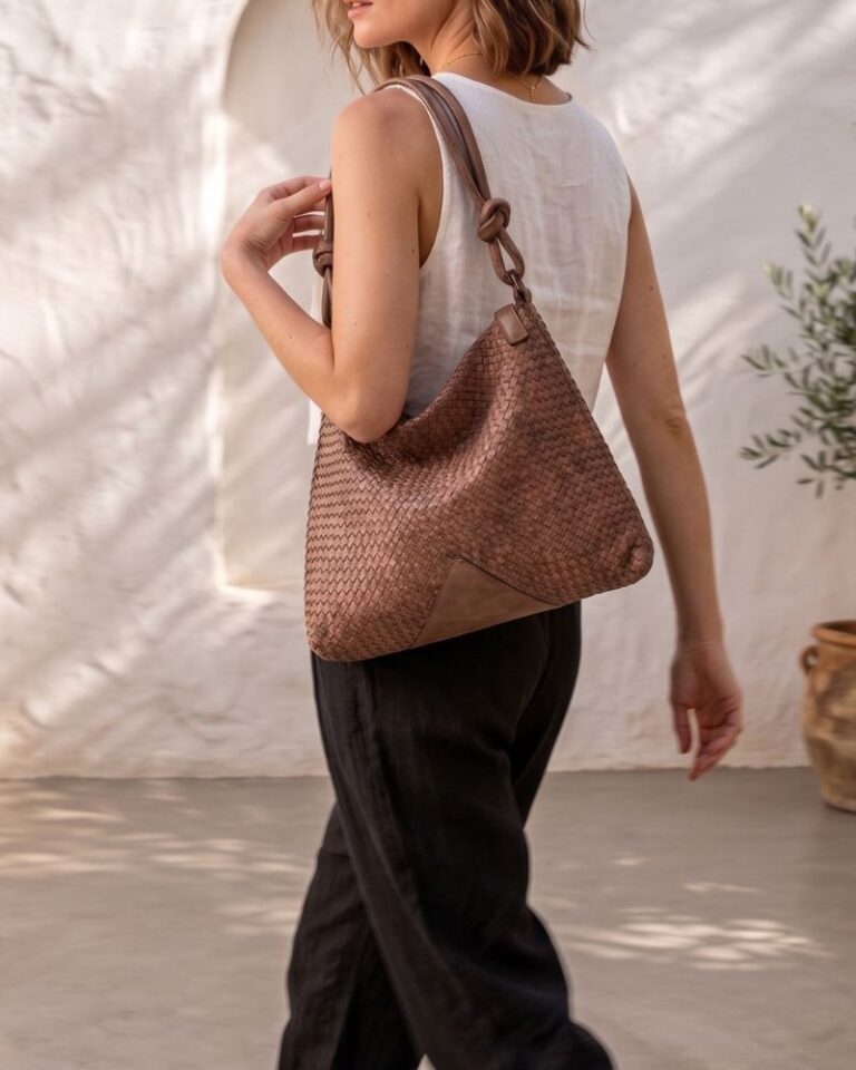 sac pochette jana format oversize cuir tressé main couleur taupe
