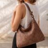 sac pochette Jana format oversize en cuir tressé main couleur taupe